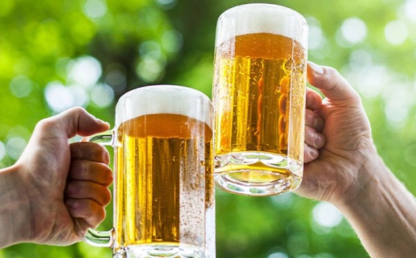 Tư thế đặt chai và lon bia: Đứng hay nằm?